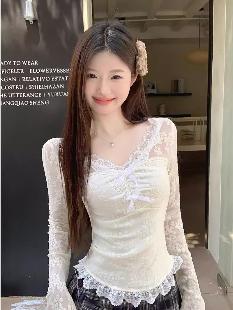Resin Vat - Kaos T-Shirt Berkerah V dengan Hiasan